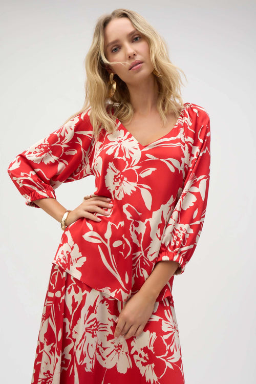 Haut imprimé floral rouge et crème à manches courtes Joseph Ribkoff 252119 – Féminité colorée et élégance raffinée pour la femme moderne, du bureau aux sorties chic
