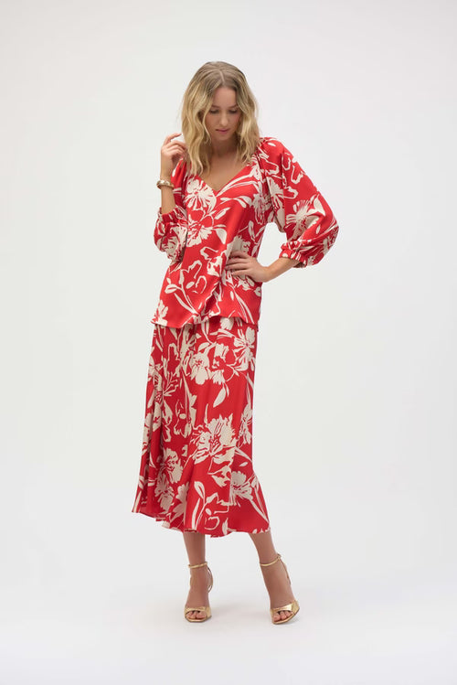 Haut imprimé floral rouge et crème à manches courtes Joseph Ribkoff 252119 – Féminité colorée et élégance raffinée pour la femme moderne, du bureau aux sorties chic
