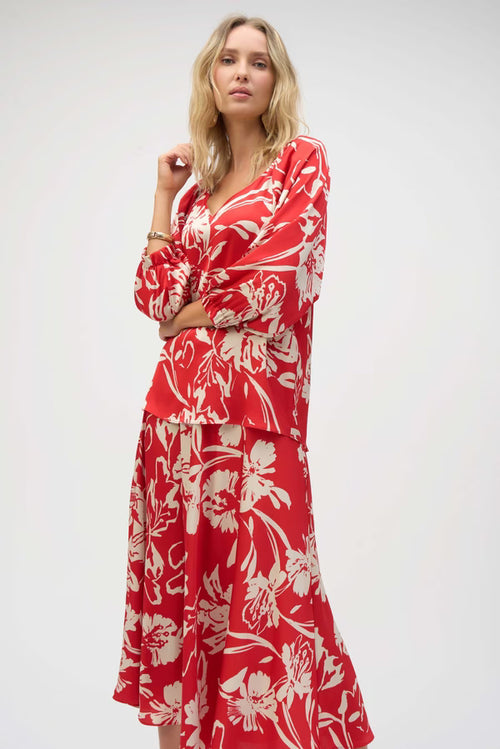 Haut imprimé floral rouge et crème à manches courtes Joseph Ribkoff 252119 – Féminité colorée et élégance raffinée pour la femme moderne, du bureau aux sorties chic