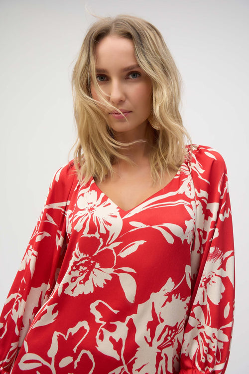 Haut imprimé floral rouge et crème à manches courtes Joseph Ribkoff 252119 – Féminité colorée et élégance raffinée pour la femme moderne, du bureau aux sorties chic