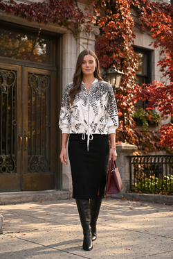 Jupe noire, bottes ajustées et sac oxblood, lumière dorée du Mille carré doré