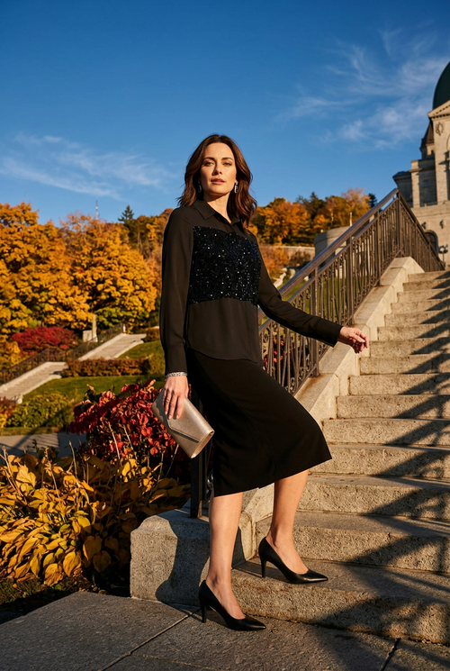Jupe noire, pose en mouvement sur un escalier monumental