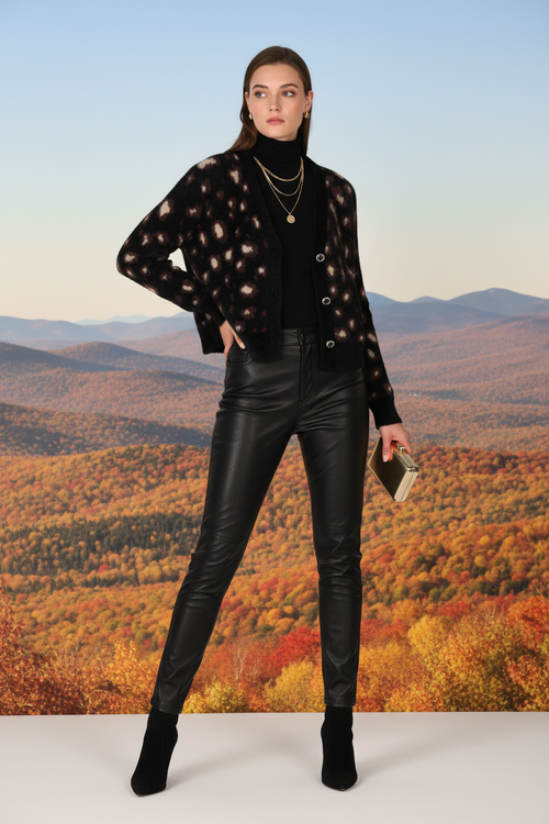 Look 3 – Laurentides, pantalon cuir noir, panorama automnal