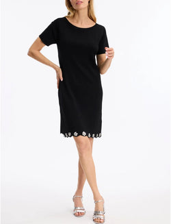 Robe noire à manches courtes et ourlet fleurs métalliques – OER481 – La petite robe noire réinventée avec une touche glamour – Léo & Ugo