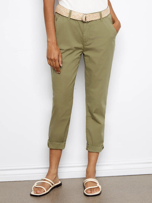 Pantalon Charlie B teinte céladon avec ceinture – Coupe droite cheville, style chic décontracté, élégant et polyvalent