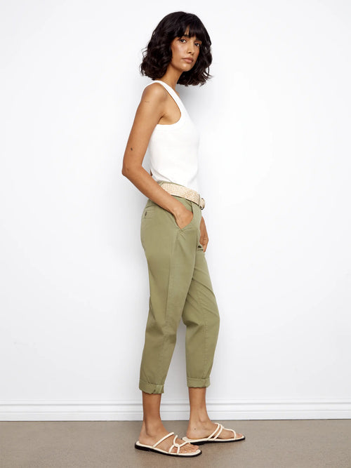 Pantalon Charlie B teinte céladon avec ceinture – Coupe droite cheville, style chic décontracté, élégant et polyvalent