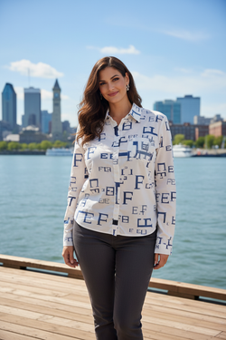 Professionnelle au bord du fleuve