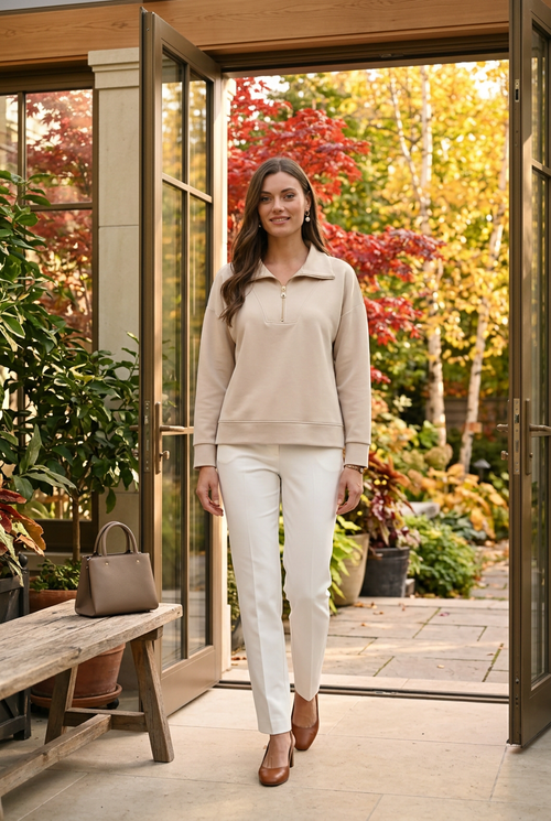 Recevoir à la maison, pantalon blanc et accessoires cognac
