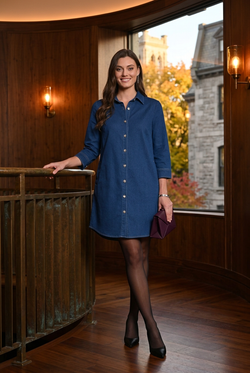 Robe bleue, pochette prune et escarpins noirs pour un dîner
