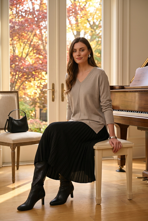 Scorzzo 0599.fw26 — Jupe plissée noire et bottes hautes, après-midi musical