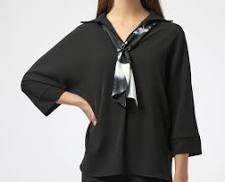 Blouse noire fluide manches 3/4 avec col structuré et détail foulard Joseph Ribkoff 254032 – Élégance minimaliste pour la femme moderne, du bureau aux sorties chic