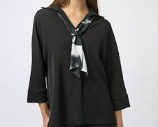 Blouse noire fluide manches 3/4 avec col structuré et détail foulard Joseph Ribkoff 254032 – Élégance minimaliste pour la femme moderne, du bureau aux sorties chic