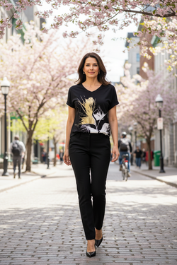 T-shirt floral avec pantalon noir professionnel