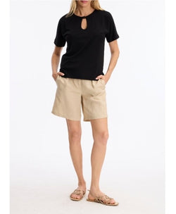 Haut en tricot noir à col keyhole – TEJ998 – Une élégance discrète qui capte tous les regards – Conçu pour la femme moderne qui mise sur l’essentiel – Du bureau à la terrasse estivale