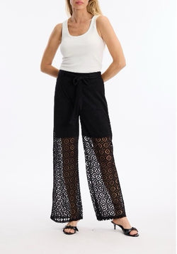 Pantalon large en dentelle noire – TEWP553 – Une jambe fluide qui transforme chaque pas en défilé – Imaginé pour la femme qui ose la transparence avec grâce – Du brunch parisien à la soirée sous les étoiles