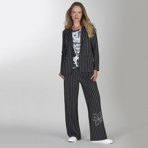 Pantalon rayé Tricotto à jambe large au design structuré, conçu pour un style moderne et soigné – Modèle T-419