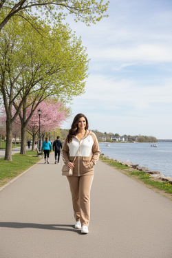 Veste beige au bord du fleuve à Repentigny