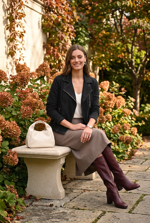 Veste noire, jupe taupe et bottes bourgogne pour un déjeuner